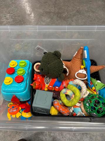Volledige doos babyspeelgoed - pakketprijs beschikbaar voor biedingen