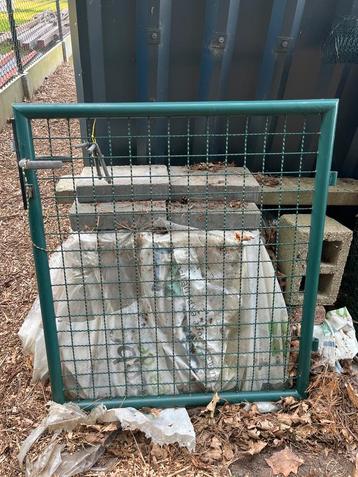 Groen tuinpoortje beschikbaar voor biedingen