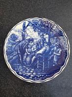 Bord Delfts blauw Boch herberg, personen met kaarten, drank, Ophalen of Verzenden