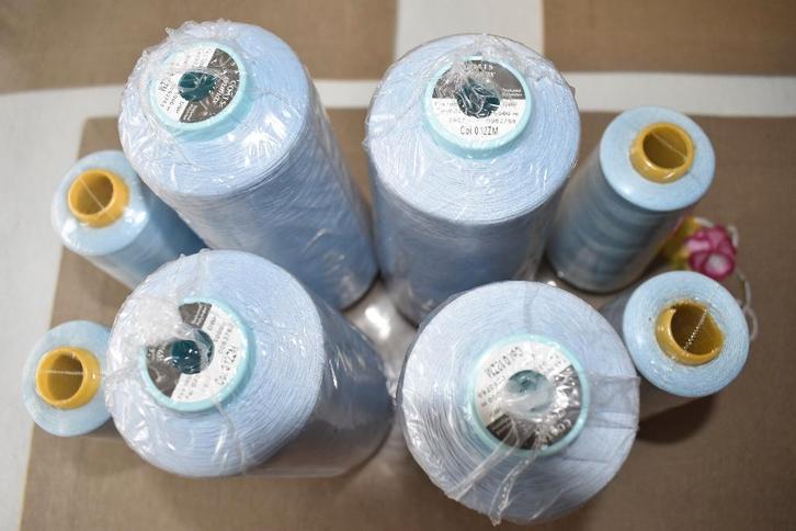 8 konen lichtblauw garen voor lockmachine, Hobby & Loisirs créatifs, Couture & Fournitures, Neuf, Fil ou Aiguille(s), Enlèvement ou Envoi