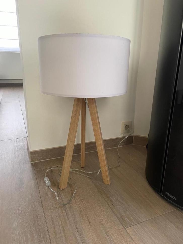 Tafellamp op driepoot in Scandinavische stijl, Huis en Inrichting, Lampen | Tafellampen, Zo goed als nieuw, 50 tot 75 cm, Hout