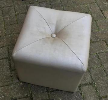 Vierkante poef voetenbank kinderzit bijna gratis beschikbaar voor biedingen