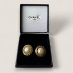 Vintage Chanel oorbellen authentiek, Gebruikt, Ophalen of Verzenden, Knopjes of Stekers, Goud