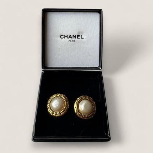 Vintage Chanel oorbellen authentiek, Handtassen en Accessoires, Oorbellen, Gebruikt, Knopjes of Stekers, Goud, Goud, Ophalen of Verzenden