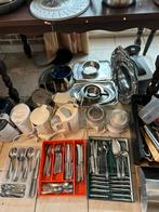 Allerlei keuken gerief , pannen , serviezen,  electro enz