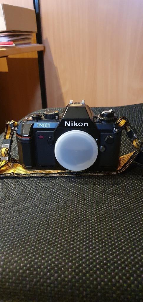 Nikon F301 + zoomlenzen + flash + opbergtas, Audio, Tv en Foto, Fotocamera's Analoog, Gebruikt, Nikon, Ophalen
