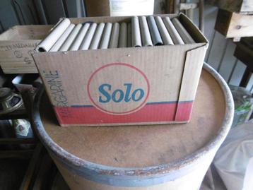 diverses boîtes en carton « solo » avec tubes en carton