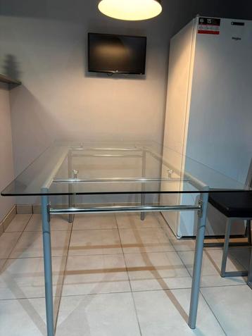 Glazen keukentafel beschikbaar voor biedingen
