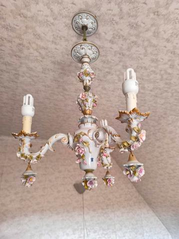 2 Capodimonte porseleinen lusters getekend "N" beschikbaar voor biedingen