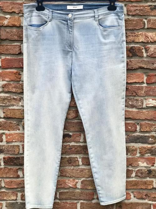 Jeans Brax lichteblauwe washing NIEUW, Kleding | Dames, Broeken en Pantalons, Nieuw, Maat 42/44 (L), Verzenden