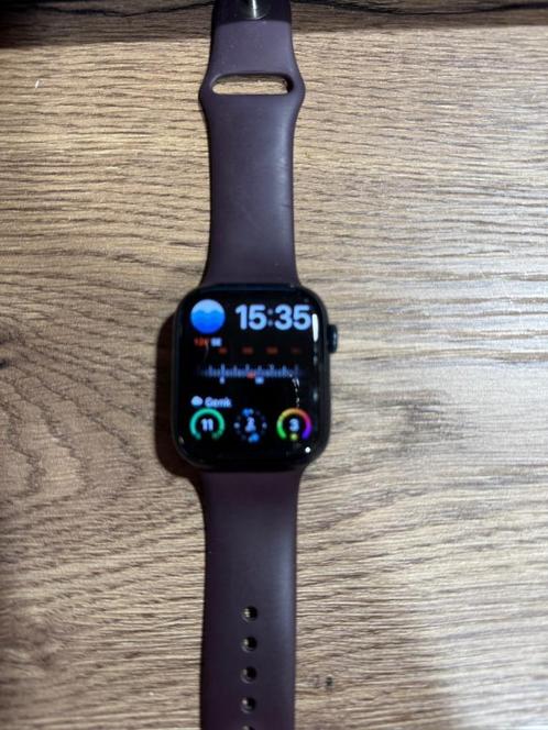 Apple Watch S7 Alu 45 mm, Handtassen en Accessoires, Smartwatches, Zo goed als nieuw, iOS, Paars, Afstand, Calorieverbanding, Conditie