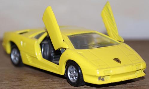 MAISTO (Collectie SHELL) - Lamborghini Diablo geel 1:40 .., Hobby en Vrije tijd, Modelauto's | Overige schalen, Zo goed als nieuw