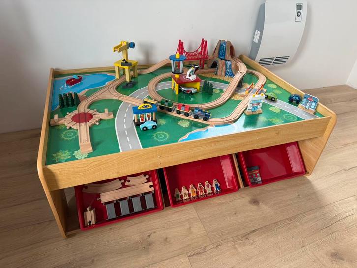 Table de jeux enfants avec train en bois, Enfants & Bébés, Jouets | Tables de jeux, Utilisé, Enlèvement