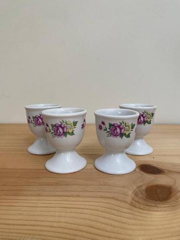Vintage eierdopjes met bloemenmotief beschikbaar voor biedingen