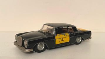 Collector : Mercedes 250C Taxi Barcelona / Auto PILEN 1:43 disponible aux enchères