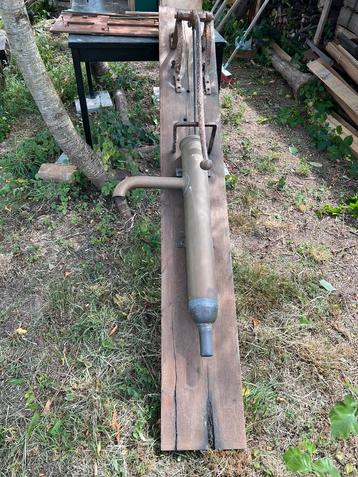 Gietijzeren waterpomp / pomp op hout beschikbaar voor biedingen