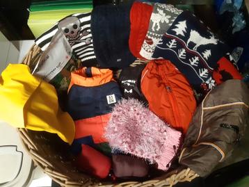 Lot honden kleding in nieuwstaat klein ras beschikbaar voor biedingen
