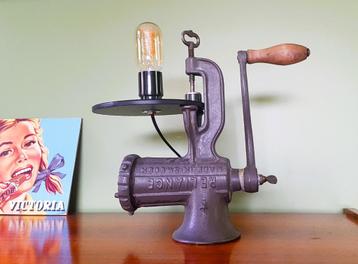 Lamp gemaakt van vintage vleesmolen beschikbaar voor biedingen
