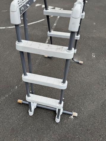 Intex zwembadladder beschikbaar voor biedingen