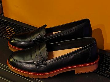 Zeer mooie zwarte lederen damesschoenen.NIEUW beschikbaar voor biedingen