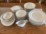12 delg eetservies, slakommen, schotel, sauskom en soepkom, Antiek en Kunst, Antiek | Servies compleet, Ophalen