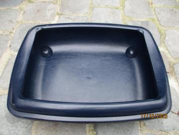 plastieken bak beschikbaar voor biedingen