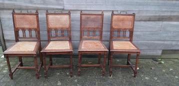 4 identieke bidstoelen. 28 euro voor de 4 samen. beschikbaar voor biedingen