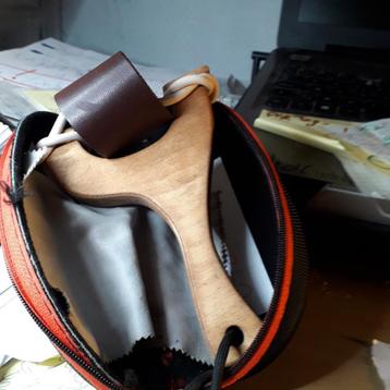 HOUTEN CATAPULT artisanaal met slingshot in rubber/leder beschikbaar voor biedingen