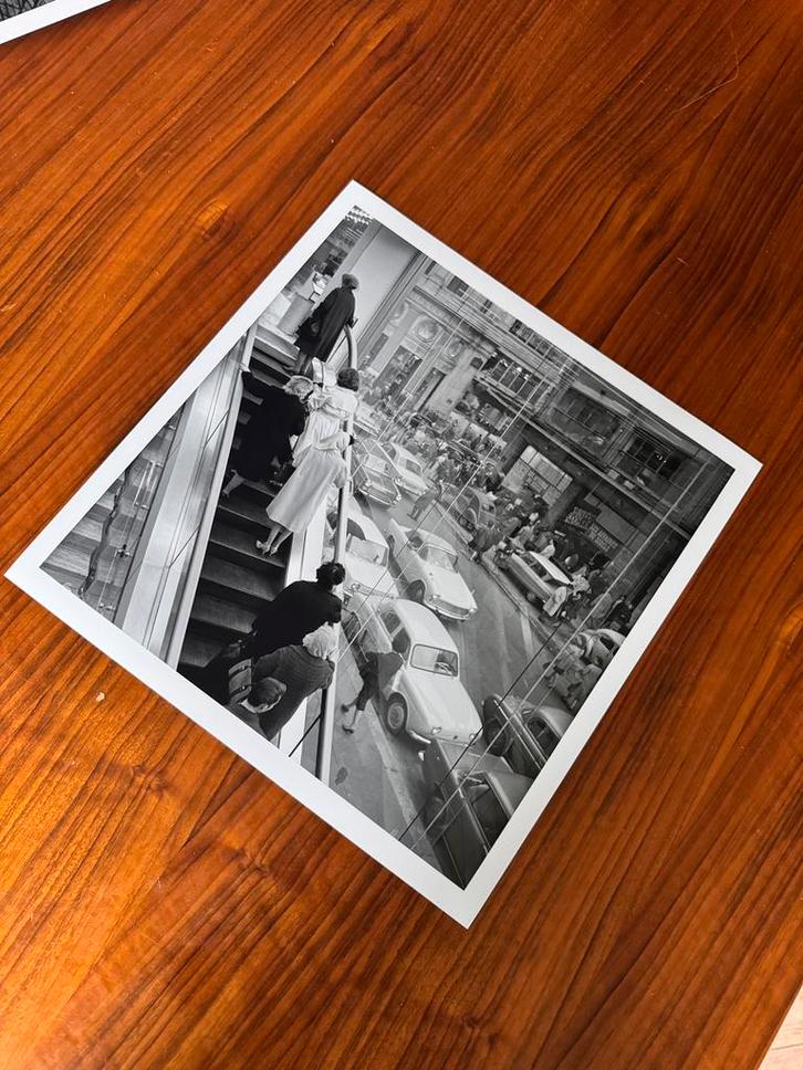 Op de roltrap van Parijs warenhuis, 1956 square print, Verzamelen, Foto's en Prenten, Zo goed als nieuw, Ophalen of Verzenden