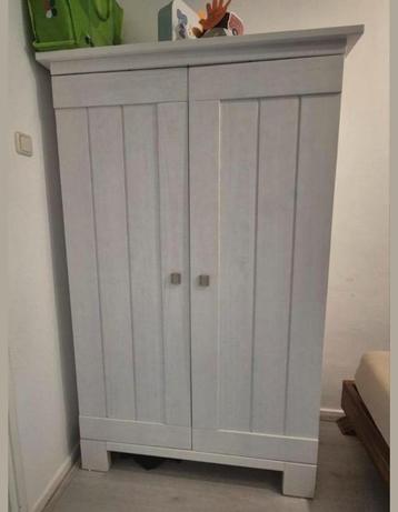 Kleerkast en commode White Wash beschikbaar voor biedingen