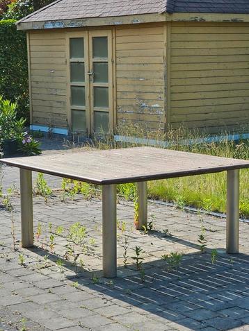Houten tuintafel 150cm x 150cm beschikbaar voor biedingen