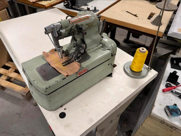 Industriele knoopsgaten naaimacine reece, Hobby en Vrije tijd, Naaimachines en Toebehoren, Gebruikt, Naaimachine, Overige merken