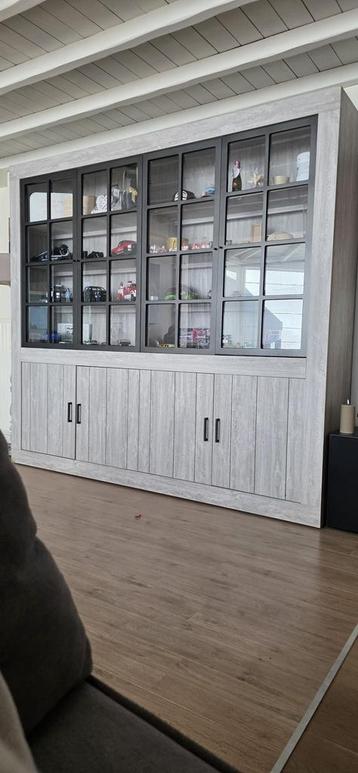 Vitrine kast beschikbaar voor biedingen