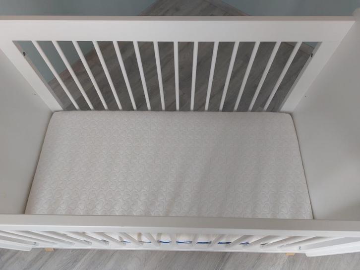 Matras babybed Aerosleep + matrasbeschermer, Kinderen en Baby's, Babywiegjes en Ledikanten, Zo goed als nieuw, Ledikant, Ophalen