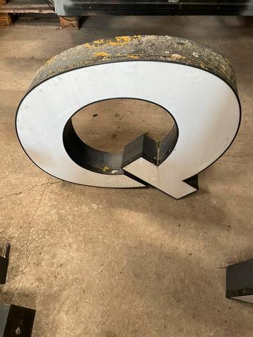 Lichtreclame letter Q beschikbaar voor biedingen