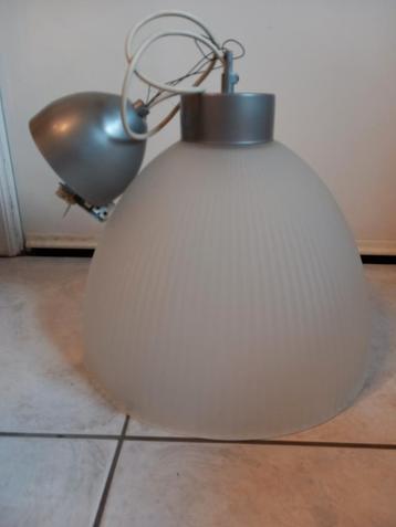 Glazen hanglamp beschikbaar voor biedingen