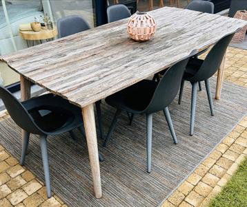 GRATIS: houten tafel beschikbaar voor biedingen