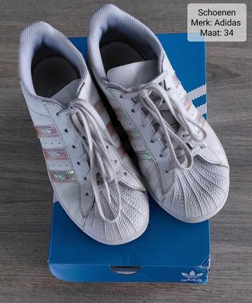Chaussures unisexes : taille 34. Marque : Adidas + box (ÉTAT