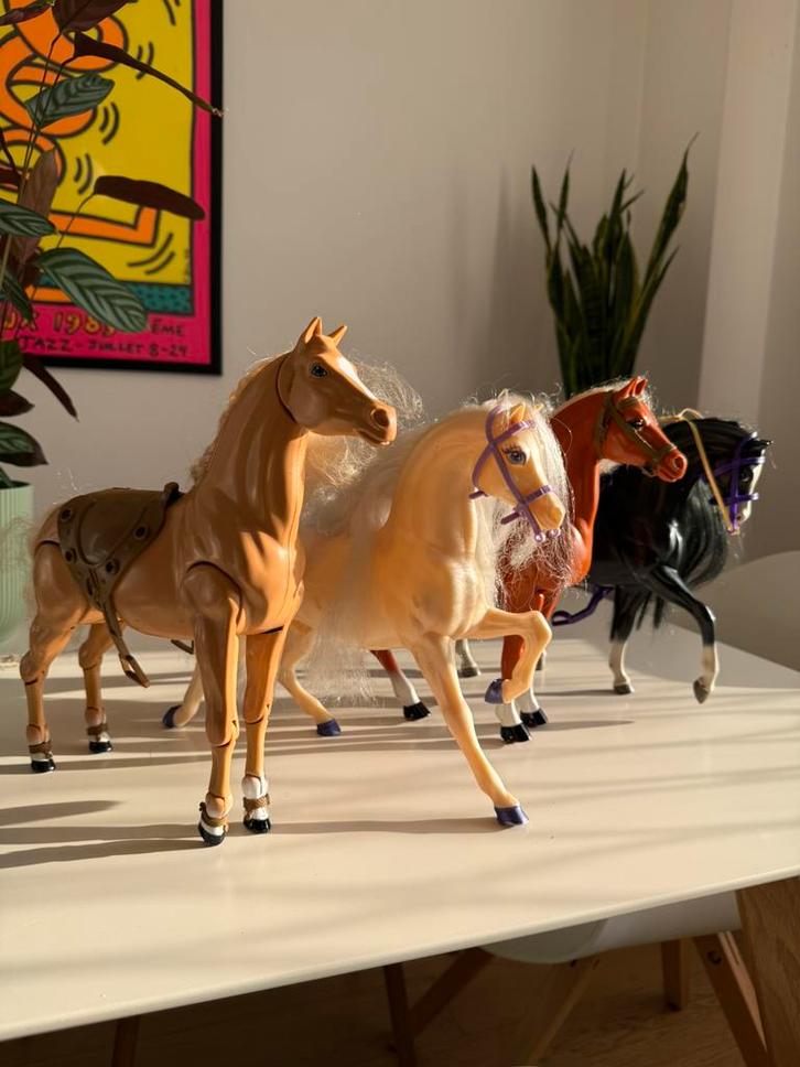 Barbie Doll Vintage Accessoires 4x Horses And 3x Sofa Mattel, Verzamelen, Poppen, Gebruikt, Accessoires, Levensecht of Reborn