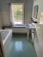 Badkamer bestaande uit bad, lavabo en spiegel, Ophalen, Gebruikt, Met bad