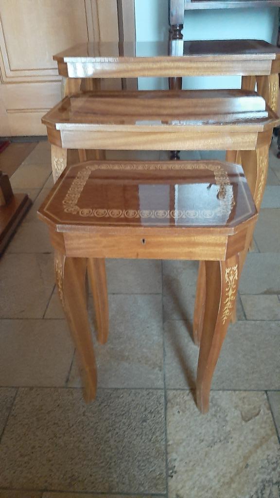 3 vintage bijzettafeltjes met muziekdoos in verwerkt, Huis en Inrichting, Tafels | Bijzettafels, Zo goed als nieuw, Rechthoekig