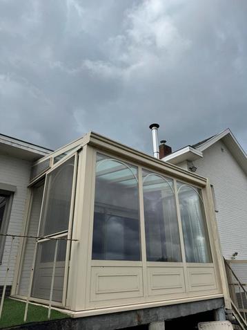 Veranda met hoogrendementsglas beschikbaar voor biedingen