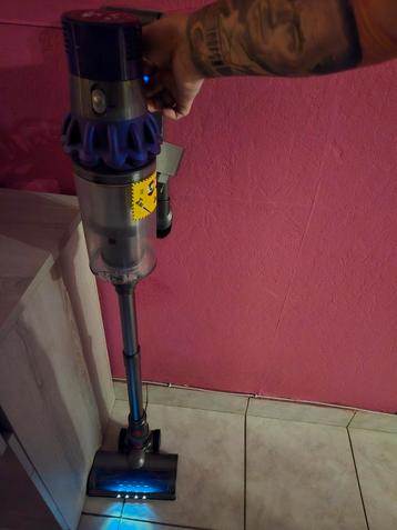 Dyson v10 cyclone animal+ suppo mural+ brosse led motorisé  beschikbaar voor biedingen