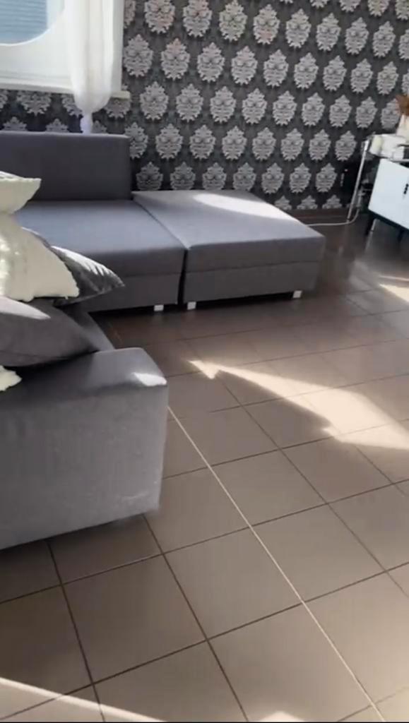 Moderne hoekzetel, stevig en netjes – kleine vlekken, Huis en Inrichting, Zetels | Zetels, Gebruikt, Hoekbank, Vierpersoons of meer