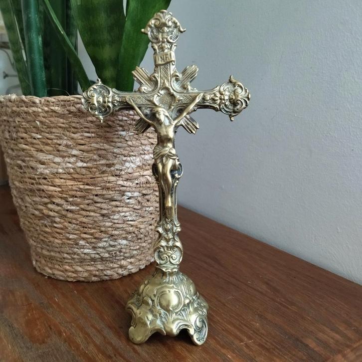 Altaarkruisbeeld van massief messing, Antiek en Kunst, Antiek | Religieuze voorwerpen, Ophalen of Verzenden