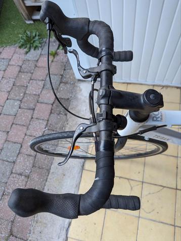 Koersfiets amper gebruikt maat M met poot  beschikbaar voor biedingen