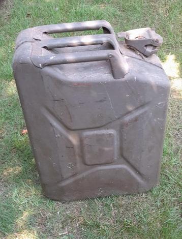 leger jerrycan . beschikbaar voor biedingen