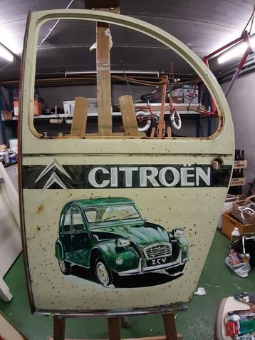 Vintage deur Citroën 2PK/2CV met retro geschilderde reclame