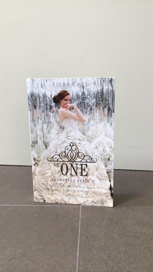 Kiera Cass - De one, Boeken, Kinderboeken | Jeugd | 13 jaar en ouder, Zo goed als nieuw, Ophalen of Verzenden