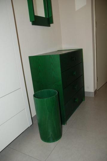 Groen kastje met paraplubak en spiegel beschikbaar voor biedingen